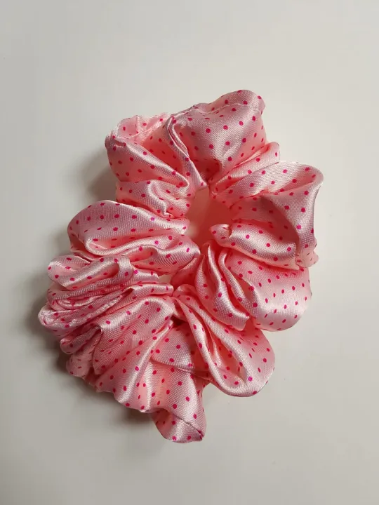 Printed%20Silk%20Scrunchies%20for%20Women,%20High-Quality%20Stretchy%20Hair%20Accessories,%20Multicolor%20(1%20Pack)%20-%20Image%202