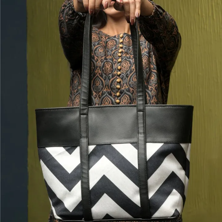 Bag%20X%20Women's%20Outline%20Signature%20pattern%20Zip%20Tote%20,%20Tote%20Bags%20for%20girls%20,%20bags%20for%20girls%20,%20Bags%20for%20women,%20made%20with%C2%A0%20Canvas%20&%20Leather%20for%20Woman%20-%20Perfect%20for%20school%20,%20collage%20and%20office%20going%20girls%20-%20-%20Image%206