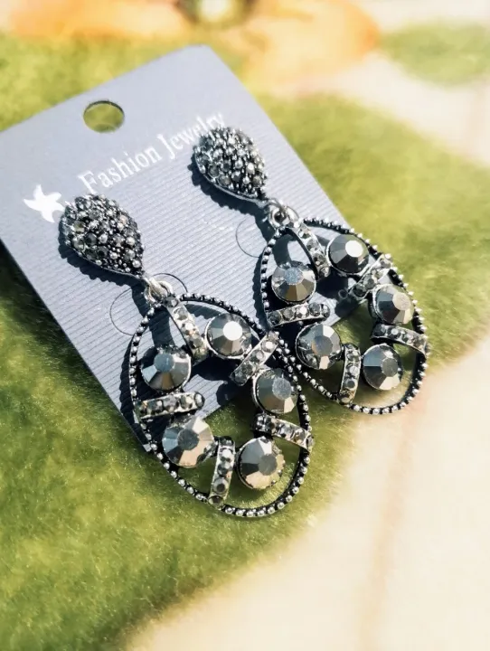 Premium%20Quality%20Elegant%20Antique%20Metallic%20Stylish%20Earrings%20%E2%80%93%20Stylish%20&%20Lightweight%20Fashion%20Jewelry%20-%20Image%204