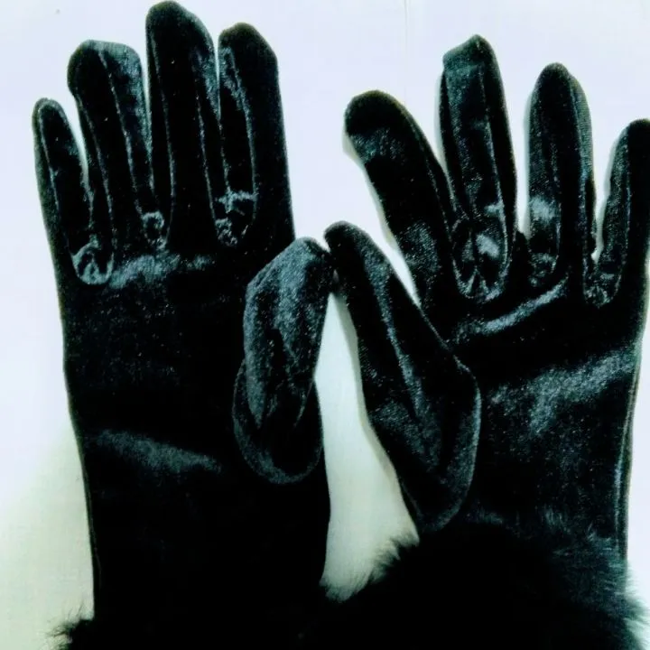 Women's%20Girl's%20Black%20Winter%20Velvet%20Gloves%20With%20Frr%20Cuff%20On%20Wrist%20-%20Image%209