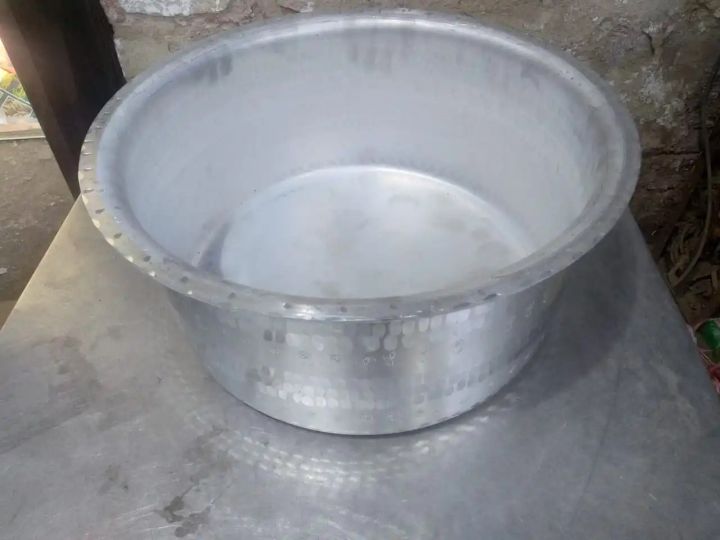 One%20Piece%20Round%20Cooking%20Pot%20Aluminum%20Degchi%20with%20Lid%202kg%20Capacity%20-%20Image%2010
