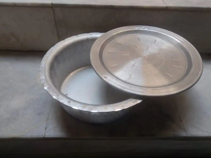 One%20Piece%20Round%20Cooking%20Pot%20Aluminum%20Degchi%20with%20Lid%202kg%20Capacity%20-%20Image%207