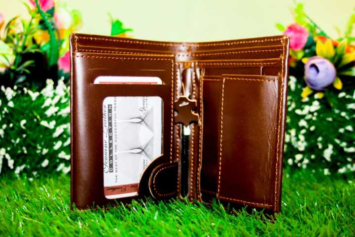 Men's%20Imperial%20Brown%20Genuine%20Leather%20Wallet%20-%20Elegant%20&%20Durable%20Aqama%20Style%20Design%20-%20Image%202