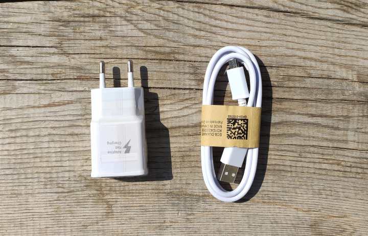 Samsung%20Galaxy%20All%20Series%20Adaptive%20Fast%20Charging%20Wall%20Charger%20Kit%20Set%20with%20Micro%202.0%20USB%20Cable%20-%20Image%202