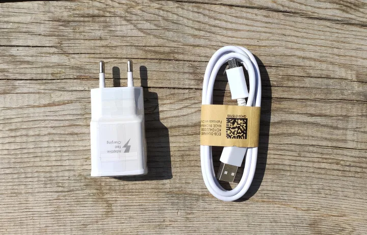 Samsung%20Galaxy%20All%20Series%20Adaptive%20Fast%20Charging%20Wall%20Charger%20Kit%20Set%20with%20Micro%202.0%20USB%20Cable%20-%20Image%202