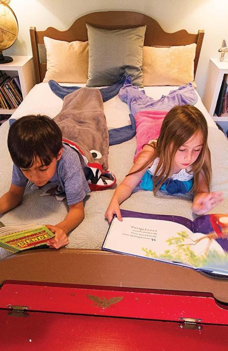 Kids%20Sleeping%20Bag%20Shark%20Shaped%20Blanket%20-%20Image%206