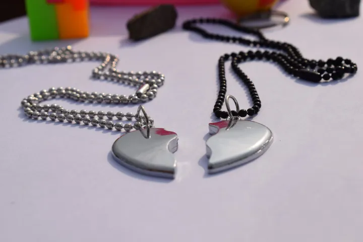 Silver%20Magnetic%20Broken%20Heart%20Necklace%20Locket%20-%20Heavy%20Metal%20Magnetic%20Heart%20Pendant%20Necklace%20Gift%20For%20Friends%20Couples%20-%20Image%205