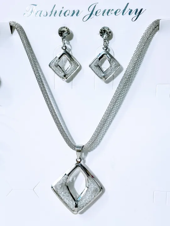 Elegant%20Metal%20Necklace%20&%20Earrings%20Set%20for%20Women%20%E2%80%93%20Stylish%20Designer%20Pendant%20Necklace%20-%20Necklace%20and%20Earrings%20-%20Image%203