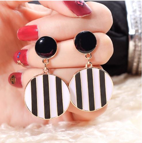 Black%20&%20White%20Round%20Dangle%20Earrings%20-%20Image%202