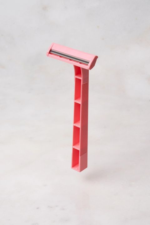 Femina%20Twin%20Blade%20Disposable%20Body%20Razor%20for%20Women%205s%20Pouch%20-%20Image%205