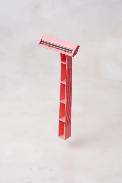 Femina%20Twin%20Blade%20Disposable%20Body%20Razor%20for%20Women%205s%20Pouch%20-%20Image%205