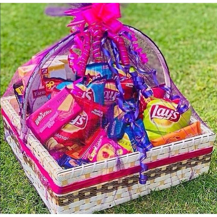 CHOCOLATE AND SNACKS BASKET FOR GIFT