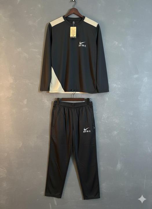 Winter%20Pro%20Fleece%20Tracksuit%20for%20Men%20-%20Premium%20Comfort%20Men%E2%80%99s%20Tracksuit%20%E2%80%93%20Winter%20Collection%20-%20Active%20Fit%20Men%20Tracksuit%20%E2%80%93%20Warm%20&%20Stylish%20-%20Image%208