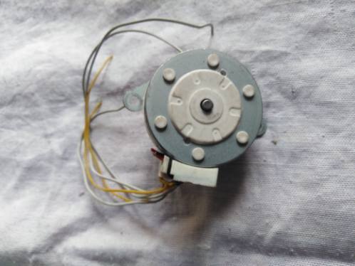 Minebea%20PM35S-048-TBH2%20High%20Quality%20Stepper%20Motor%20-%2024VDC,%200.5A/Phase,%207.5%20Deg/Step%20-%205%20Wire%20Hybrid%20Motor%20-%20Image%207