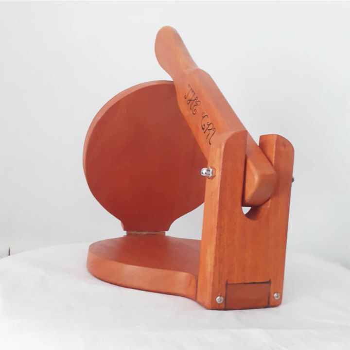 Gol%20Roti%20Making%20with%20a%20Roti%20Maker%20Wooden%20Classic%20-%20Image%203