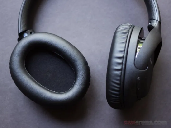 Sony%20Noise%20Canceling%20Headphones%20WHCH720N:%20Wireless%20Bluetooth%20Over%20The%20Ear%20Headset%20with%20Mic%20for%20Phone-Call%20and%20Alexa%20Voice%20Control,%20Black%20With%201%20year%20Brand%20Warranty%20-%20Image%204