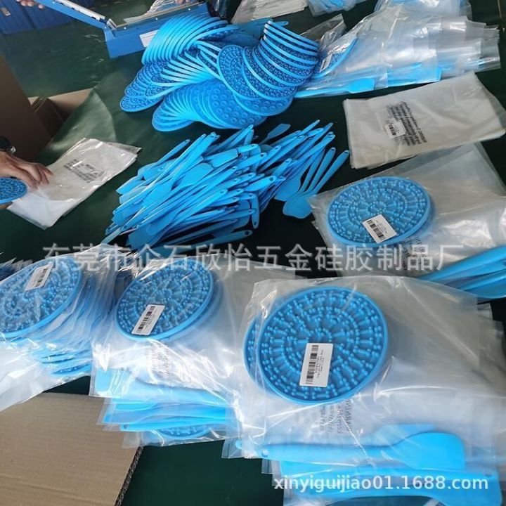 Temu%20products%20with%20multiple%20designs,%20silicone%20pet%20mat,%20anti%20choking%20slow%20food%20bowl%20dispenser%20-%20Image%204