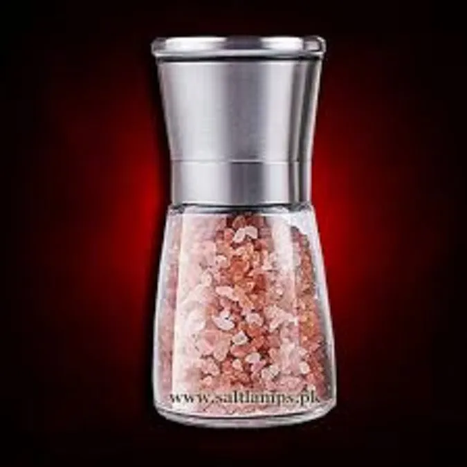 Pepper%20grinder%20crusher%20chopper%20with%20organic%20black%20peppercorns%20-%20Image%207