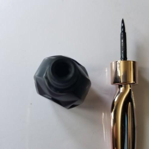 MISS%20ROSE%20leaf%20bottle%20-%20black%20eye%20liner%20-%20Image%205