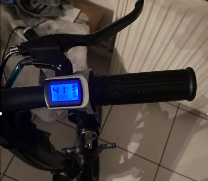 Electric%20Bike%20/Scooter/%20Rickshaw%20Throttle%2036V%20Twist%20Gas%20Handle%20E-bike%20Throttle%20LCD%20Display%20Lock%20Key%20Accelerator%20Brushless%20Controller%20-%20Image%205