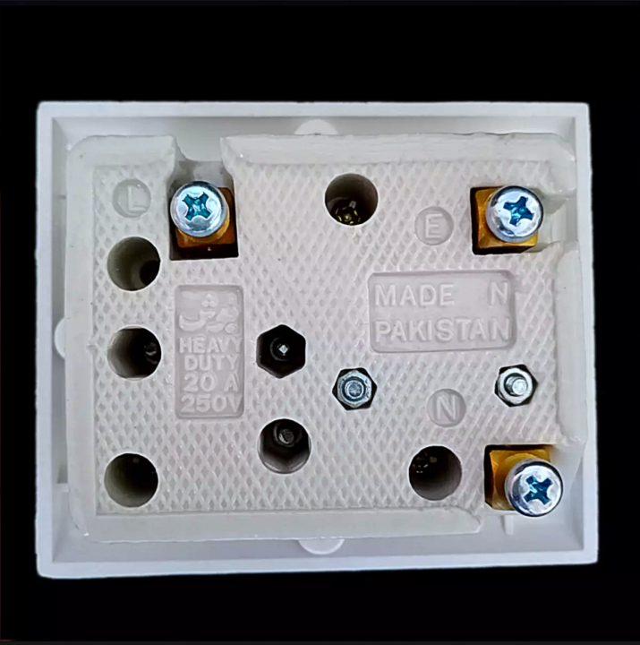BUSH%20Power%20Plug%20Bakelite%2020A,%20250V%203%20Pin%20Heavy%20Duty%20Power%20Plug%20Socket%20For%20AC%20-%20Image%205