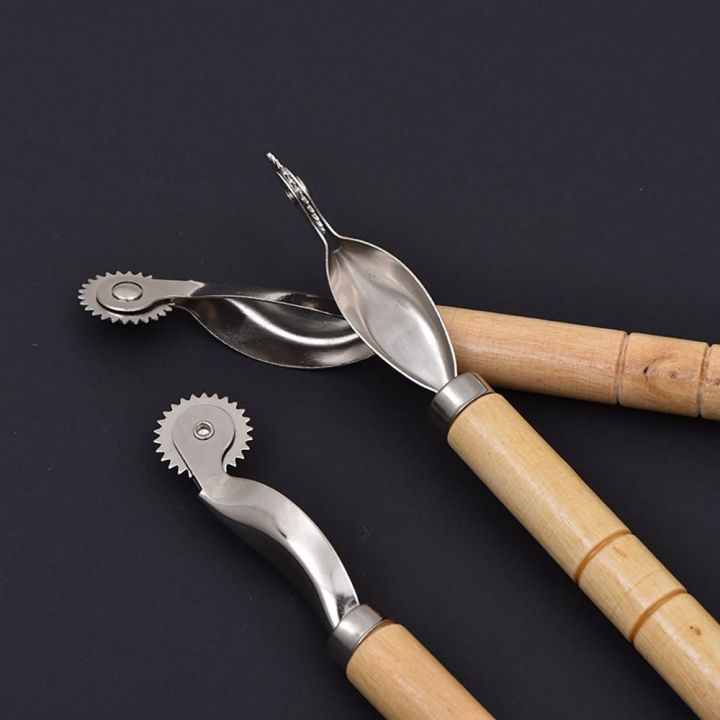 1/2/3Pcs%20Durable%20Wooden%20Handle%20Line%20Wheel%20Roller%20Point%20Line%20Modeling%20DIY%20Tailor%20Stitching%20Marker%20Leather%20Cloth%20Serrate%20Edge%20Tracing%20Chalk%20Wheel%20Texture%20Modeling%20Sewing%20Tool%20-%20Image%204