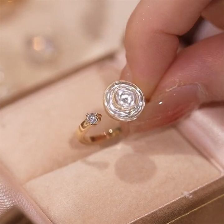 TikTok%20Top%20Selling%20Item%20Flower%20Spinning%20Ring%20-%20Image%203