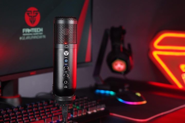FANTECH%20MCX01%20LEVIOSA%20Professional%20Condenser%20Microphone%20With%20RGB%20Illumination%20And%20Cardioid%20Polar%20Pattern%20USB%20XLR%20Cable%20With%20Table%20Stand%20-%20Image%202