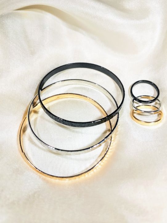 Elegant%20Three-Tone%20Bangles%20&%20Rings%20Set%E2%80%93%20Gold,%20Silver,%20&%20Black%20Bangles%20Fashion%20Hand%20Jewelry%20-%20Image%207
