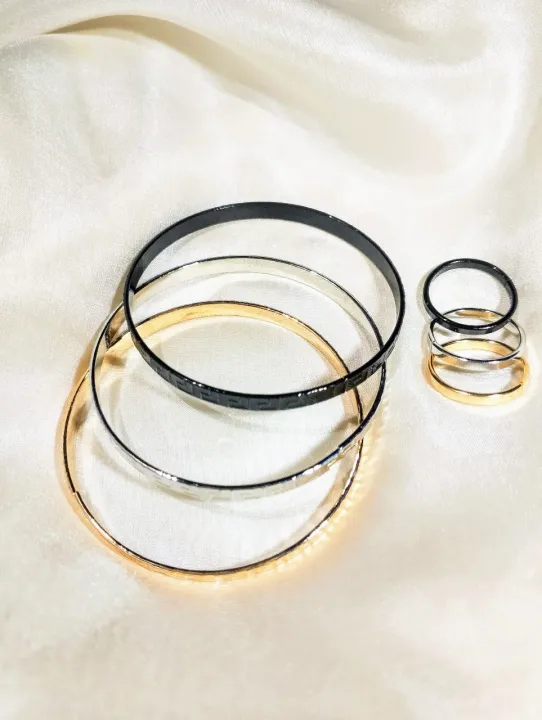 Elegant%20Three-Tone%20Bangles%20&%20Rings%20Set%E2%80%93%20Gold,%20Silver,%20&%20Black%20Bangles%20Fashion%20Hand%20Jewelry%20-%20Image%207