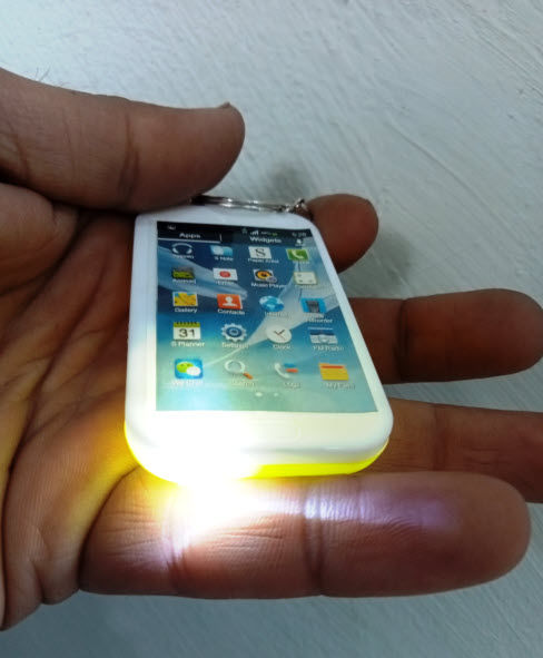 Key%20Chain%20with%20torch%20Mobile%20Portable%20Torch%20Light%20-%20Image%202
