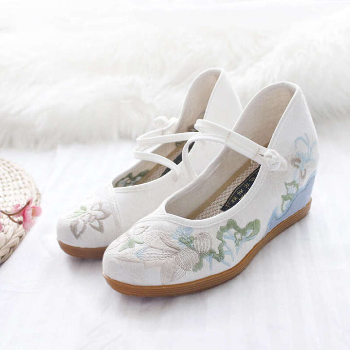 Old%20Beijing%20Ethnic%20Cloth%20Embroidered%20Women's%20Hanfu%20Shoes%20Ancient%20Style%20Elevated%20Slope%20High%20Heels%20-%20Image%202