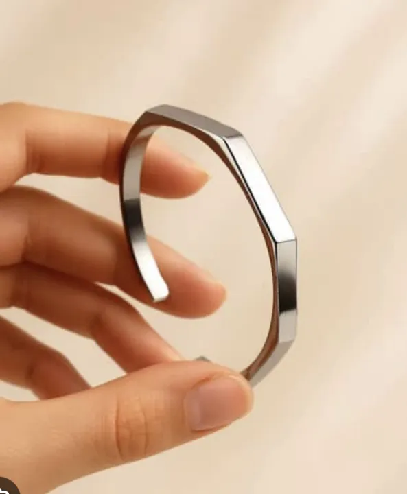 Trendy%20Stainless%20Steel%20Half%20Cuff%20Bracelet%20for%20Boys%20%E2%80%93%20Stylish%207"%20Half%20Cut%20Cuff%20Bangle%20%7C%20Modern%20Fashion%20Accessory%20-%20Image%202