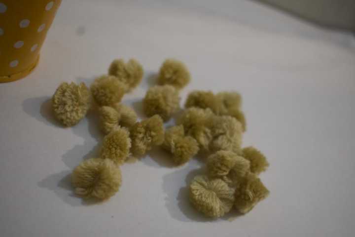 pom%20poms-2%20cm%20size%20-%20Image%206