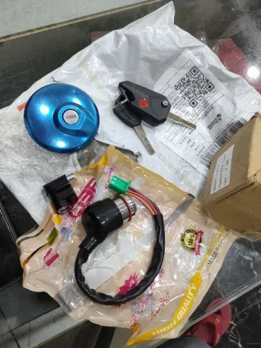 Suzuki%20GS%20and%20SE%203in1%20Knife%20Style%20Key%20Kit%20with%20Ignition%20Switch,%20Tank%20Lid%20and%20Handle%20lock%20-%20Image%204