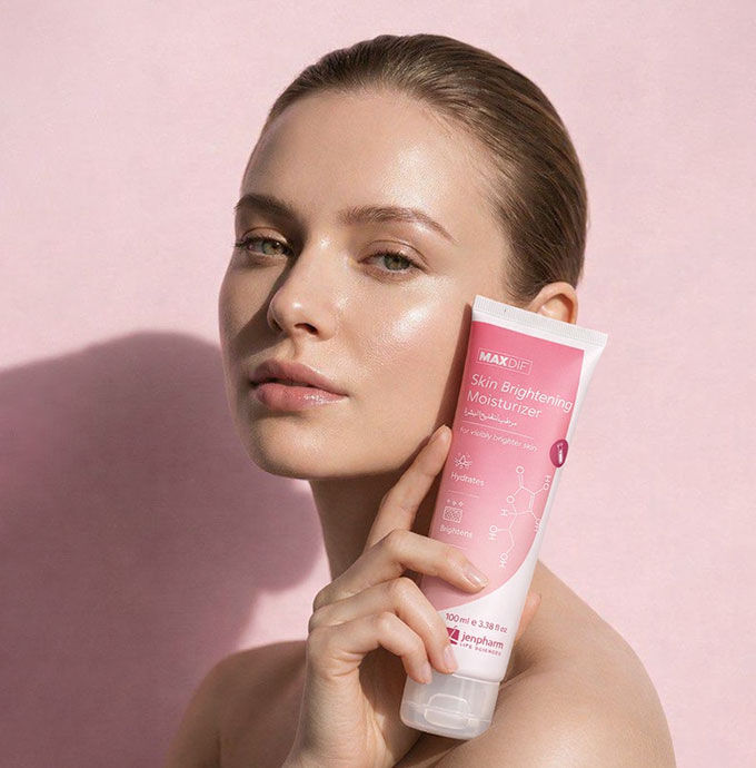 Jenpharm%20-%20Maxdif%20Brightening%20Moisturizer%20%E2%80%93%20Niacinamide%20&%20Vitamin%20C%20Face%20Cream%20for%20Glowing%20Skin%20%7C%20Dark%20Spot%20&%20Uneven%20Skin%20Tone%20Treatment%20%7C%20Hydrating%20Skin%20Brightening%20Cream%20-%20Image%204