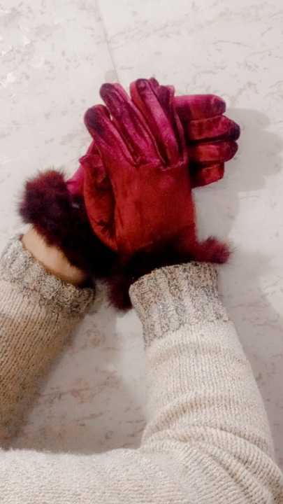 Women's%20Girl's%20%20Black%20Winter%20Velvet%20Gloves%20With%20Frr%20Cuff%20On%20Wrist%20-%20Image%206