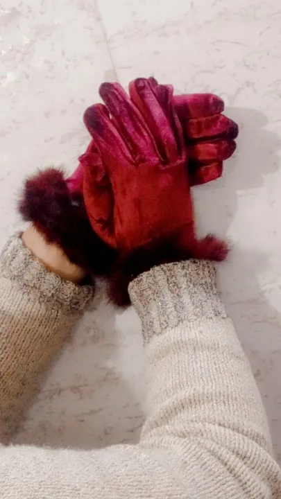 Women's%20Girl's%20%20Black%20Winter%20Velvet%20Gloves%20With%20Frr%20Cuff%20On%20Wrist%20-%20Image%206