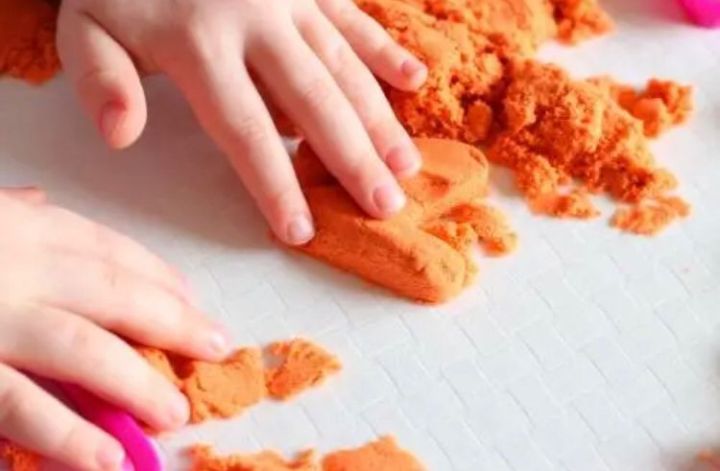 Kinetic%20Sand%20Pouch%20Orange%20-%200.5Kg%20-%20Image%202