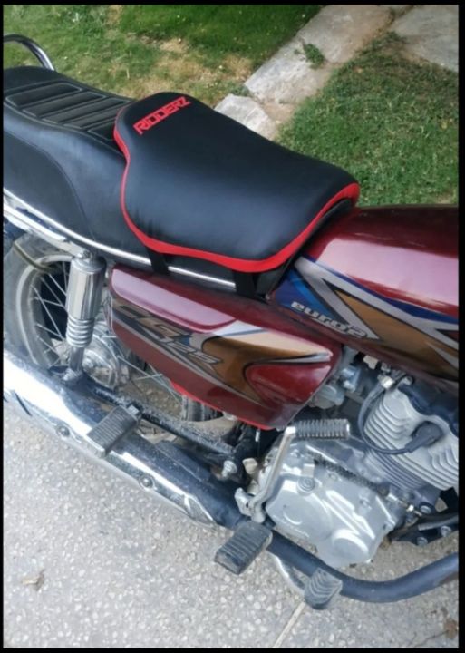 Motorcycle%20Seat%20Cushion%20for%20Comfortable%20Travel%20-%20Universal%20Size%20-%20Image%202