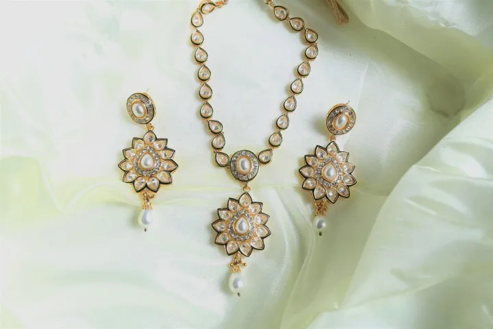 Stylish%20Kundan%20Crytsal%20Premium%20Set%20-%20Image%203