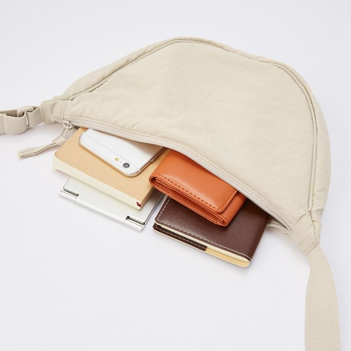 Dumpling%20Bag%20Nylon%20Crossbody%20Bag%20Uniqlo%20Unisex%20Fashion%20Messenger%20Bag%20Waterproof%20Shoulder%20Bag%20with%20Adjustable%20Strap%20-%20Image%205