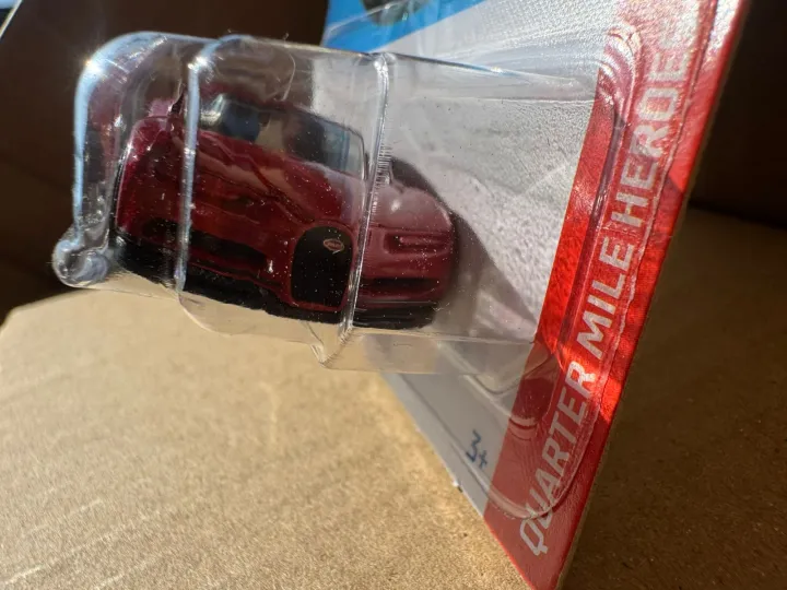 Hot%20Wheels%20'16%20Bugatti%20Chiron%20-%20Image%203