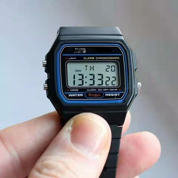 Vintage%20Black%20Digital%20Wrist%20Watch%20Classic%20Retro%20Unisex%20Design%20-%20Image%202