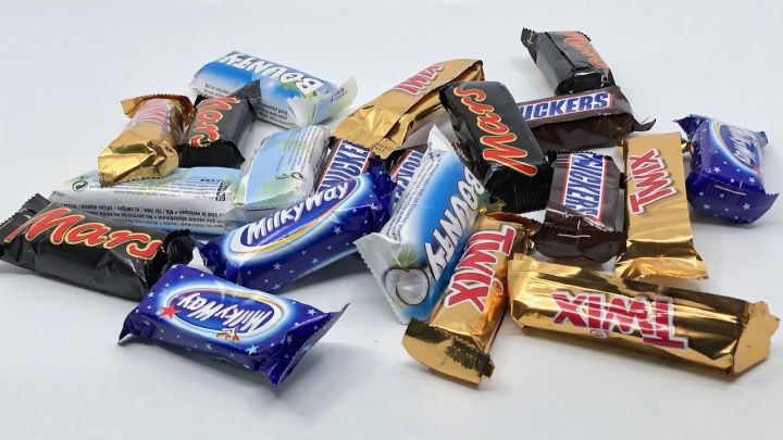 Best%20Of%20Minis%20Chocolate%20(Mars,%20Snickers,%20Bounty,%20Twix%20&%20Milky%20Way),%2020%20Mix%20Bars,%20400gm%20-%20Image%203