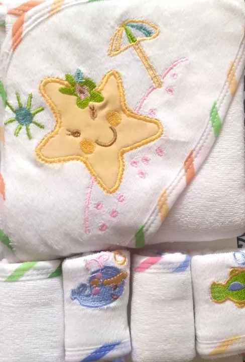 Newborn%20Baby%20Bath%20Gown%20With%20Hood%20And%20Face%20Towels%20Set%20-%20Image%202