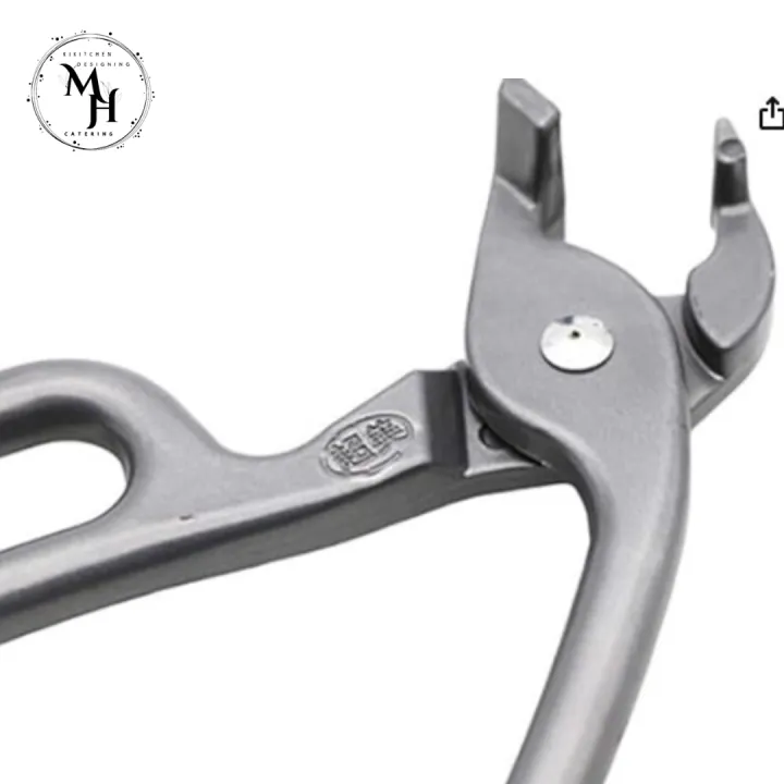 Pizza%20Pan%20Gripper%20Black%20Colour%20-%20Heavy%20Duty%20Cast%20Aluminum%20Anti-Scald%20Baking%20Pan%20Gripper%20for%20Deep%20Pizza%20Pans,%20Strong%20Clamp%20Holder%20for%20Hot%20Dish,%20Plate,%20Bowl,%20and%20Pizza%20Oven%20-%20Image%203