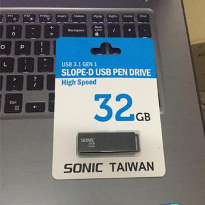 Sonic 32 GB USB 3.1 Flash Drive with Slope Design - Black