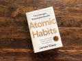 ATOMIC HABITS BY JAMES CLEAR. 