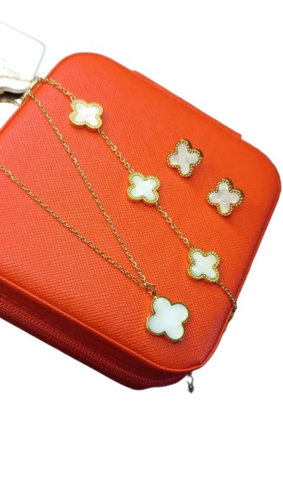 White Clover Luxury Pendent Necklace Set Bracelet & Ear studs
